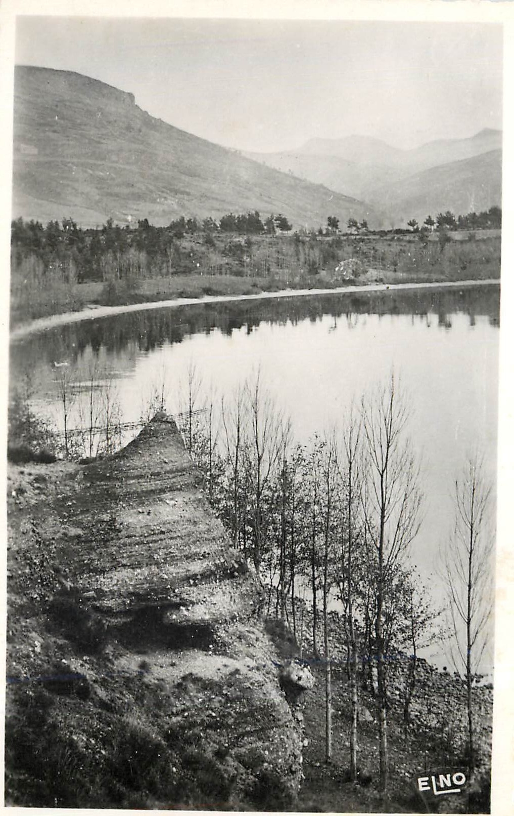 CPA LAC D'ISSARLES (Ardeche)alt 997m-le Rocher en pain de Sucre et la Chaine du Mezenc (1754m)