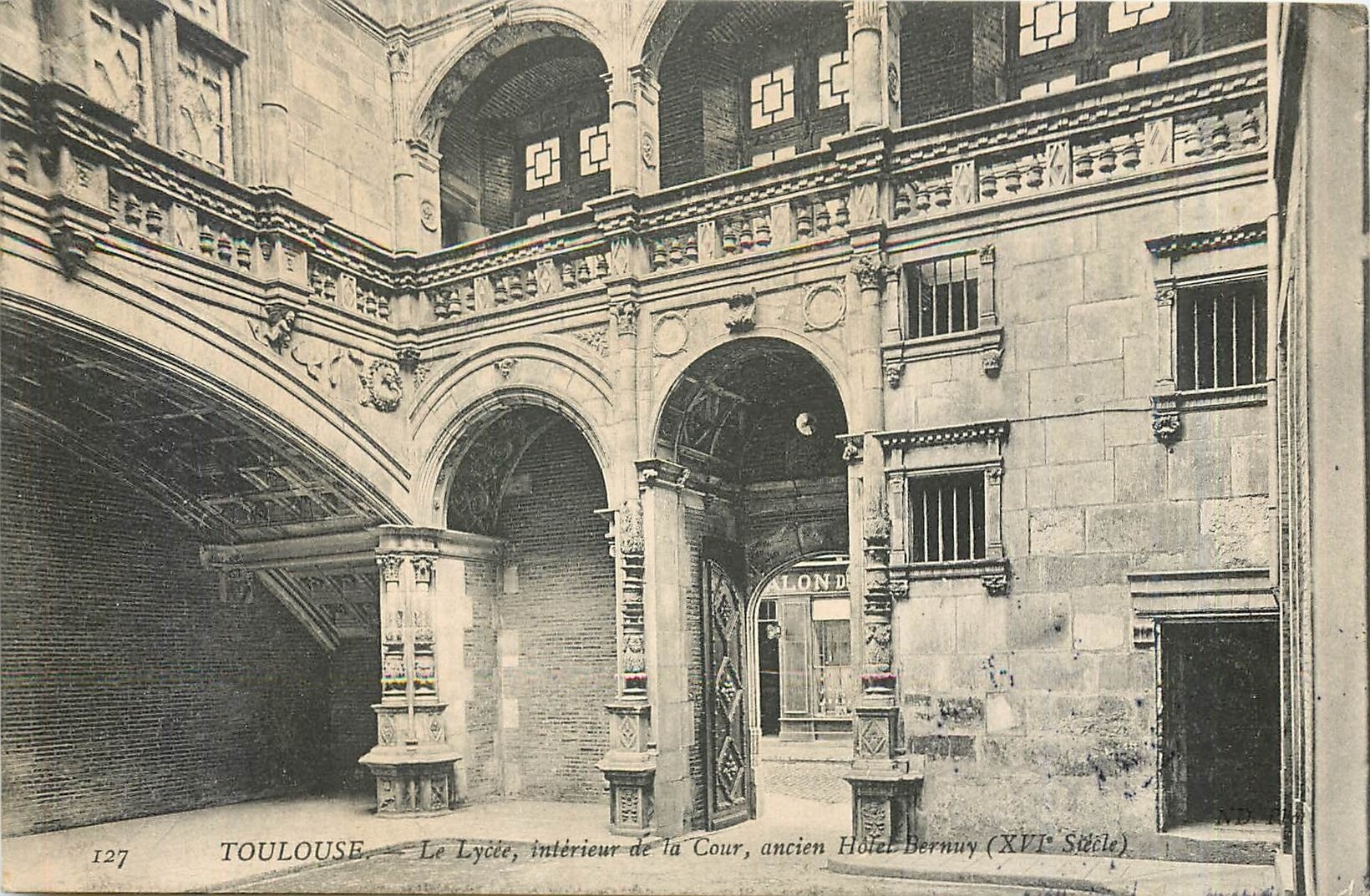 Toulouse — Le Lycée, Intérieur de la Cour, ancien Hôtel Bernuy (XVIe Siècle)