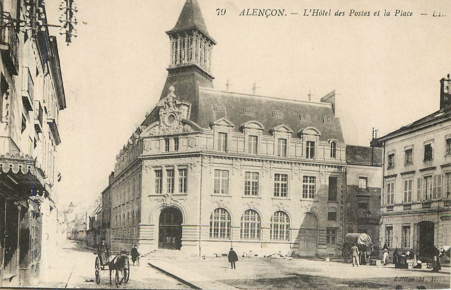 CPA alencon-L'Hotel des Postes et la Place Voiture a ane