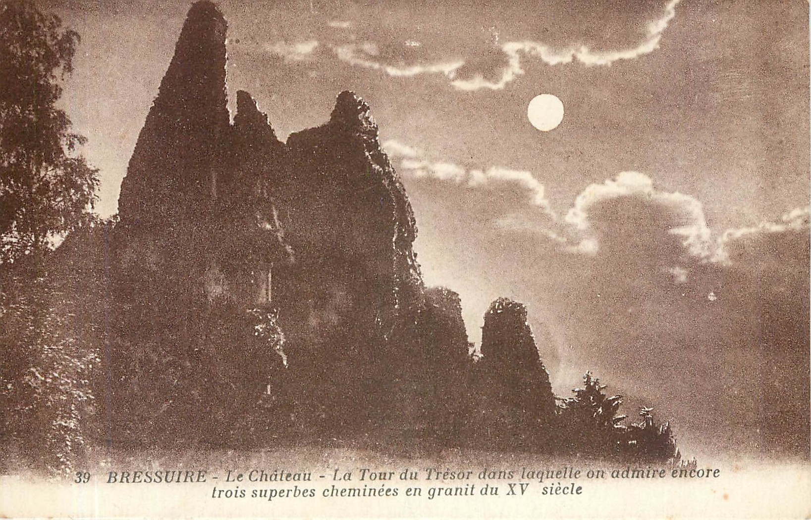 CPA BRESSUIRE-Le Chtaeau- La tour du trésor dans laquelle on admire encore trois superbes cheminées 