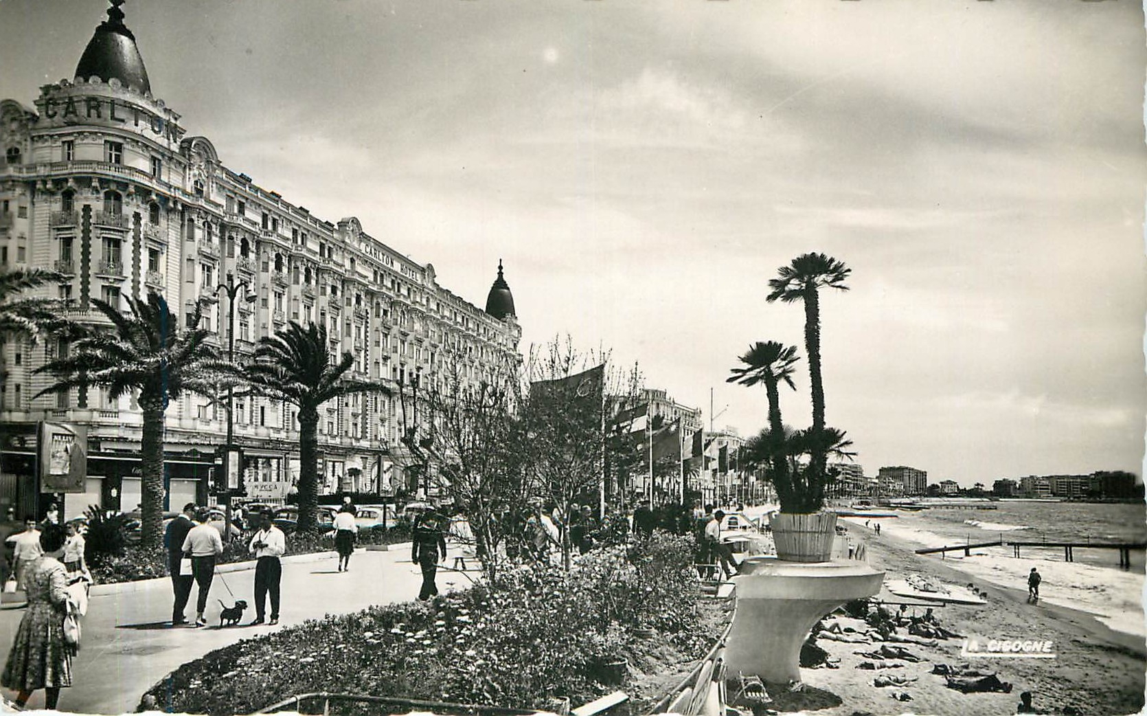 CPM CANNES (A M)-Le carlton.la Croisette et la Plage