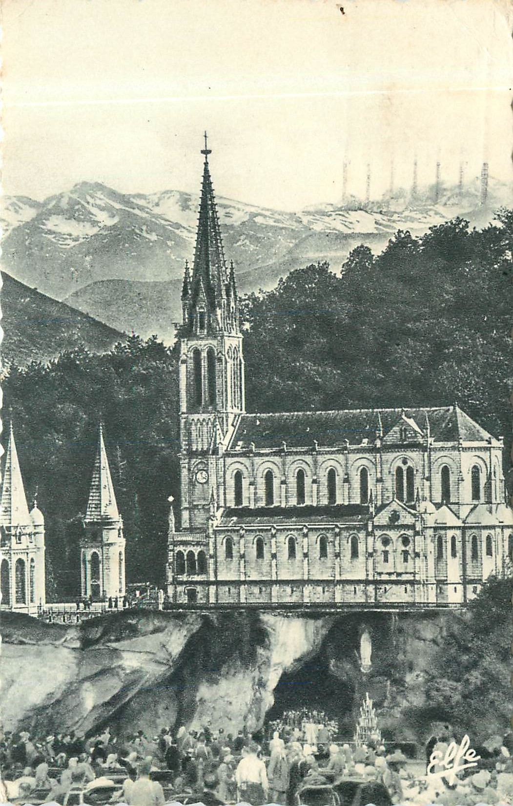 CPA LOURDES .La grotte et la Basilique