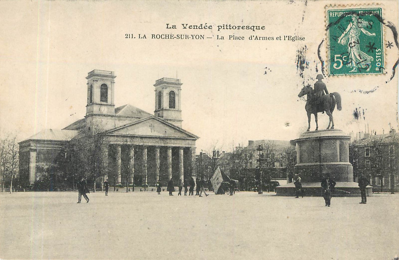 CPA La Vendee pittoresque.LA ROCHE-SUR-YON-La place d'Armes et l'Eglise