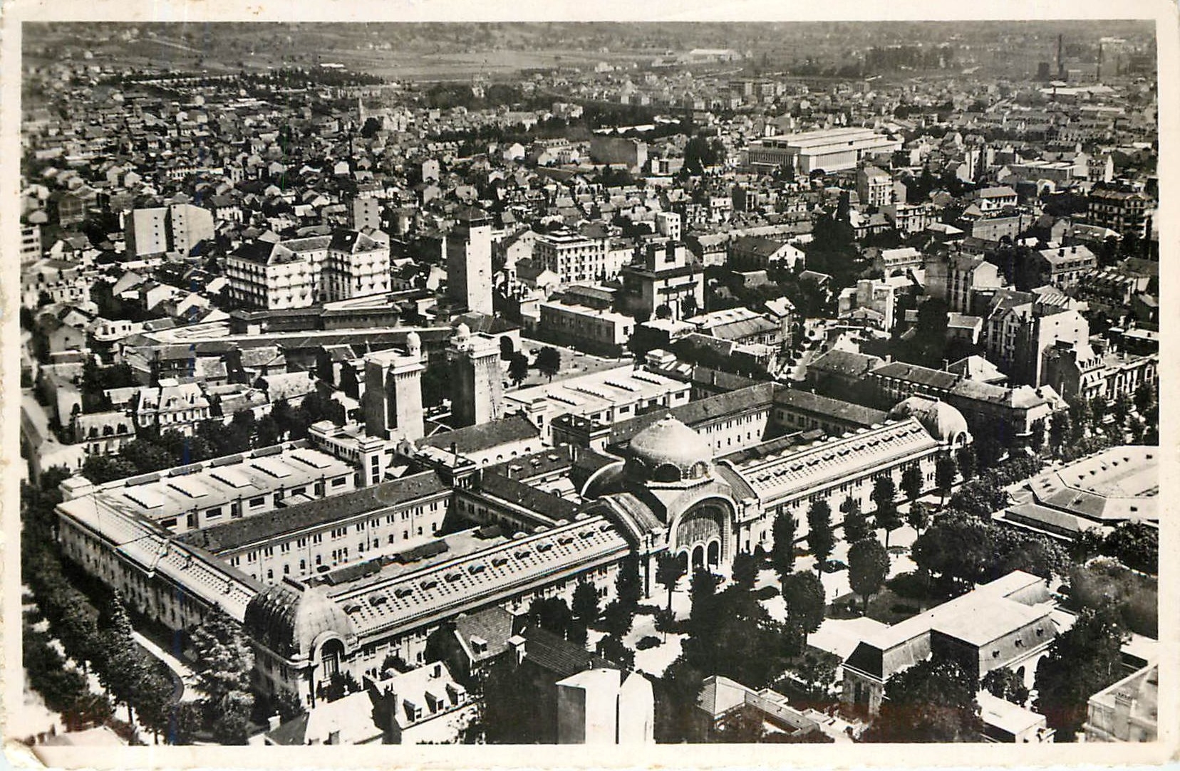 CPA VICHY-Vue Aerienne .En 1er plan:Etablissement de 1 er Classe