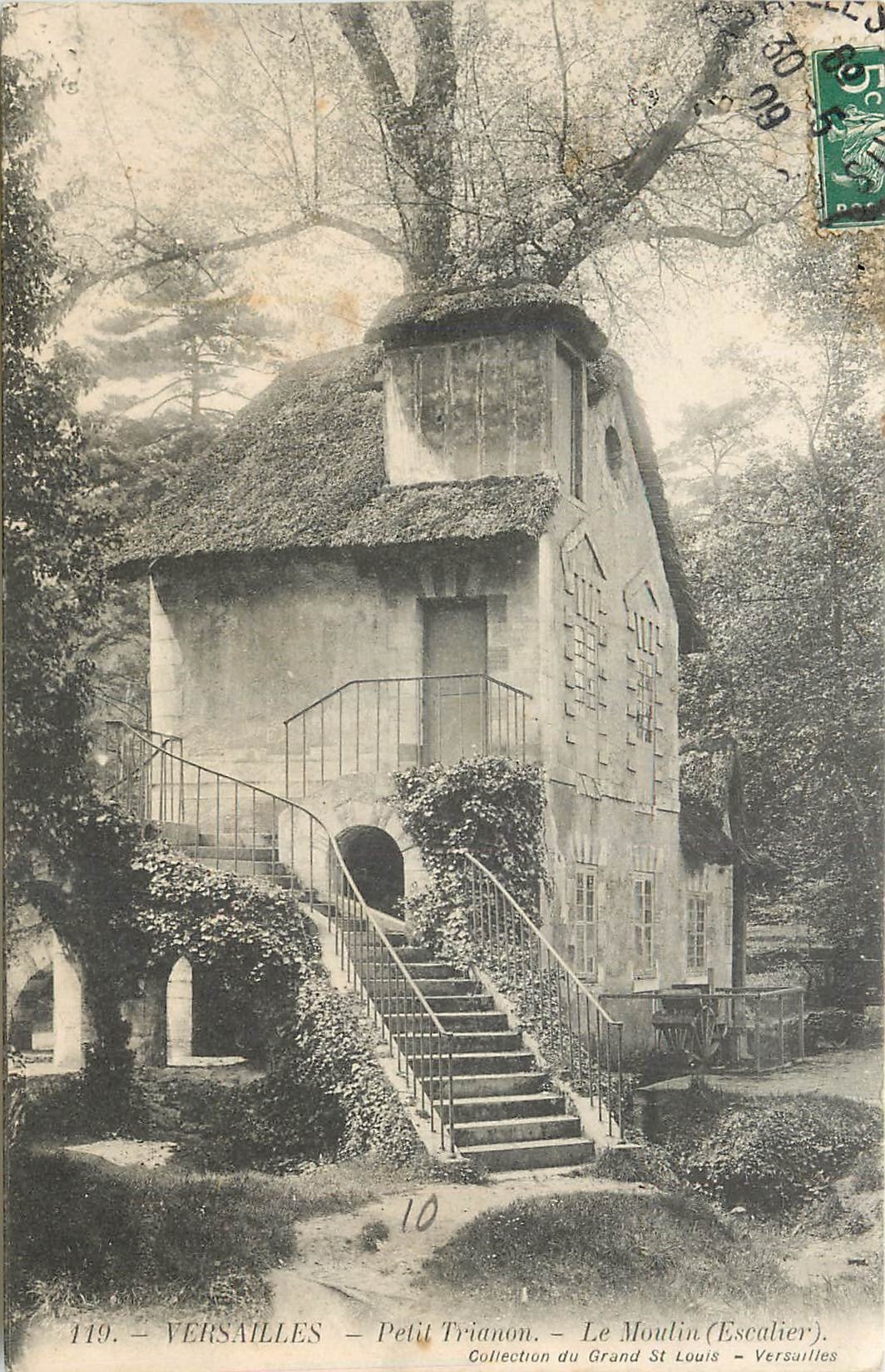 CPA Versailles Petit Trianon Le Moulin Escalier 