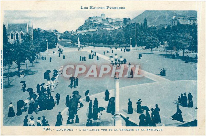 CPA Les Hautes Pyrenees Lourdes L'Esplanade vue de la Terrasse de la Basilique 