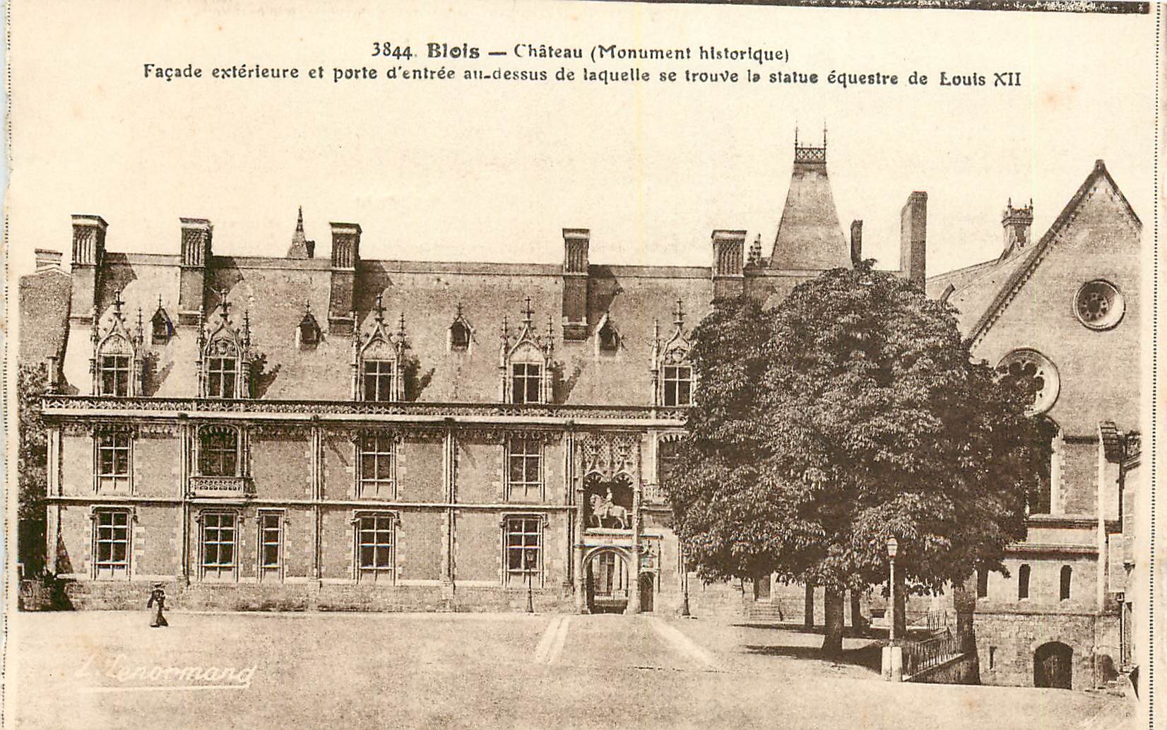CPA Blois Chateau Monument historique Facade exterieure et porte d'entree au dessus de laquelle se t