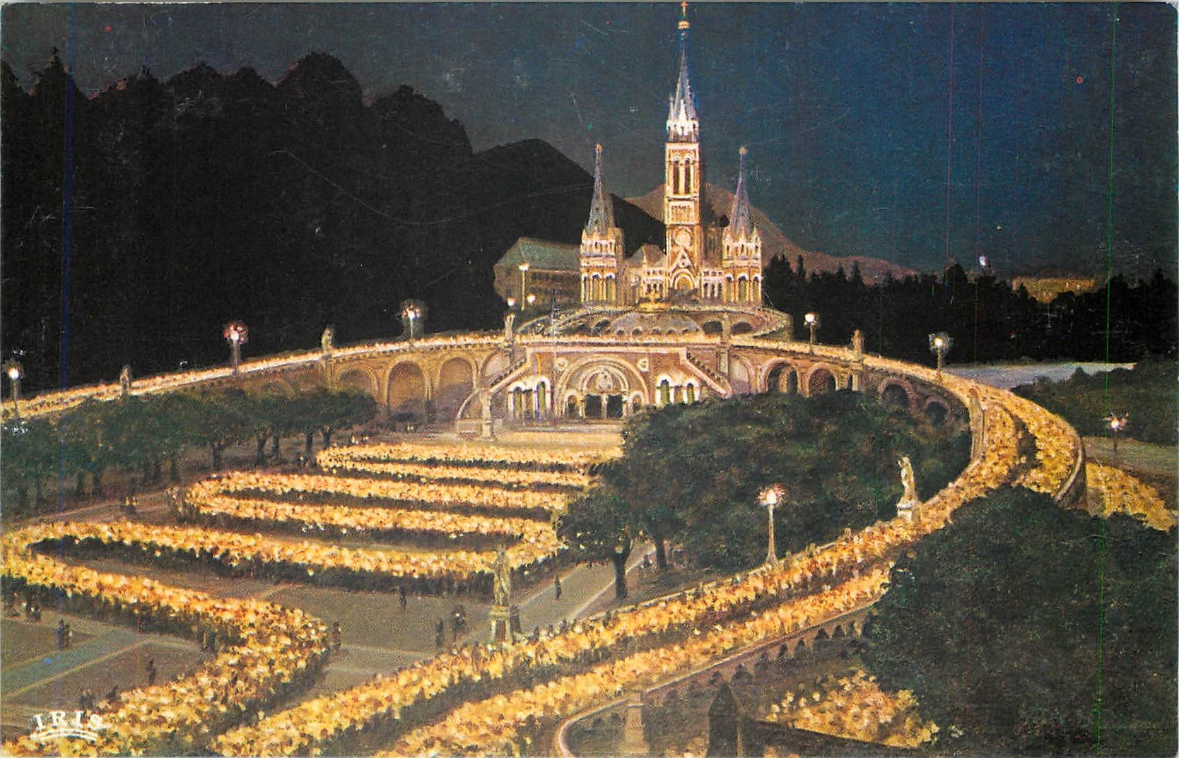 CPA Lourdes La Basilique illuminee et la Processionaux Flambeaux 