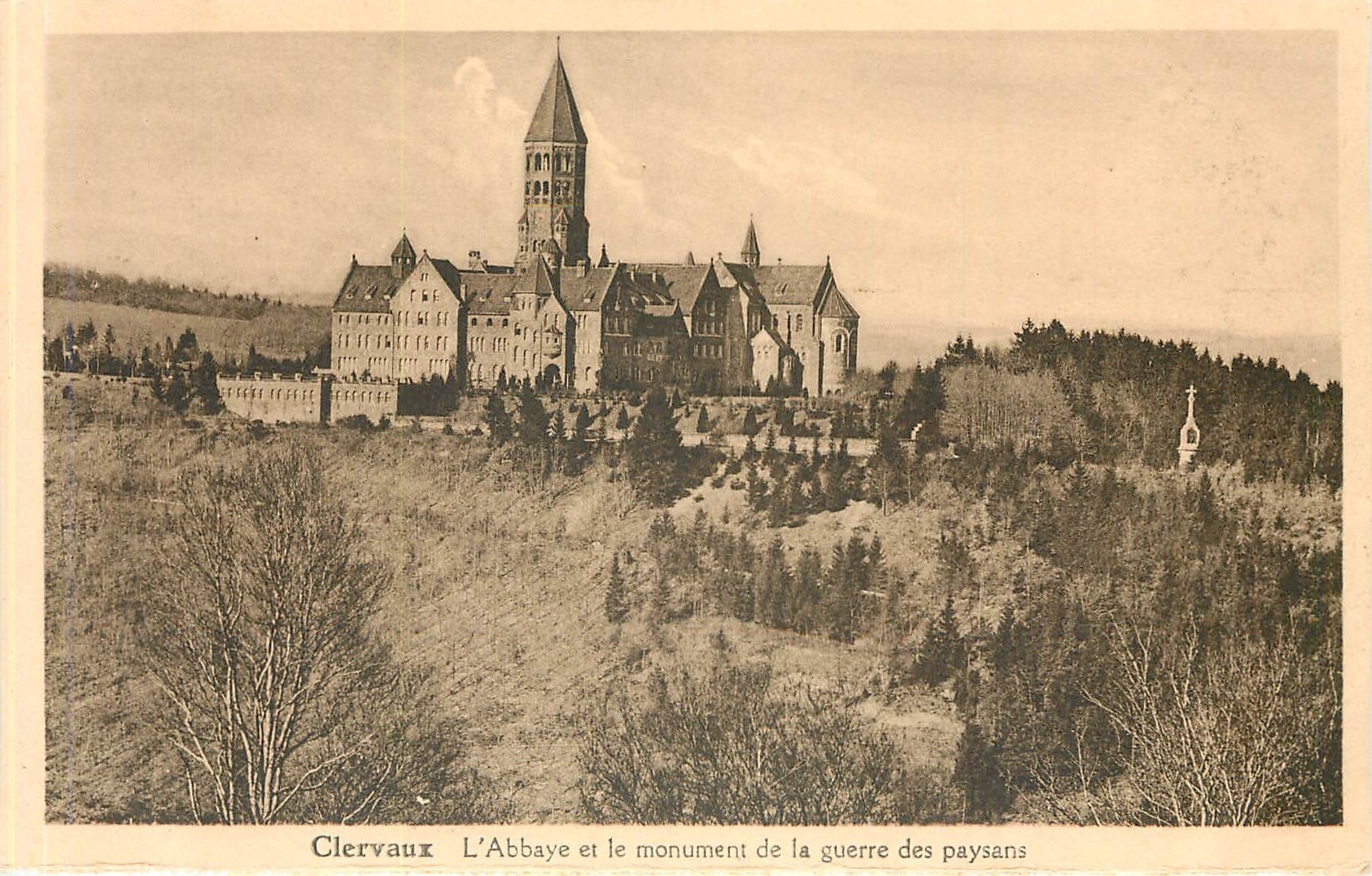 CPA Clervaux L'Abbaye et le monument de la guerre des paysan 