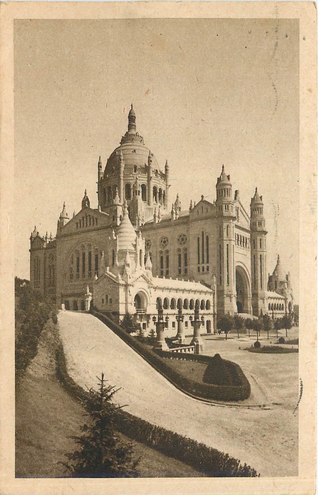 CPA La Basilique de Lisieux Perspective de l'Entree du Parvis 