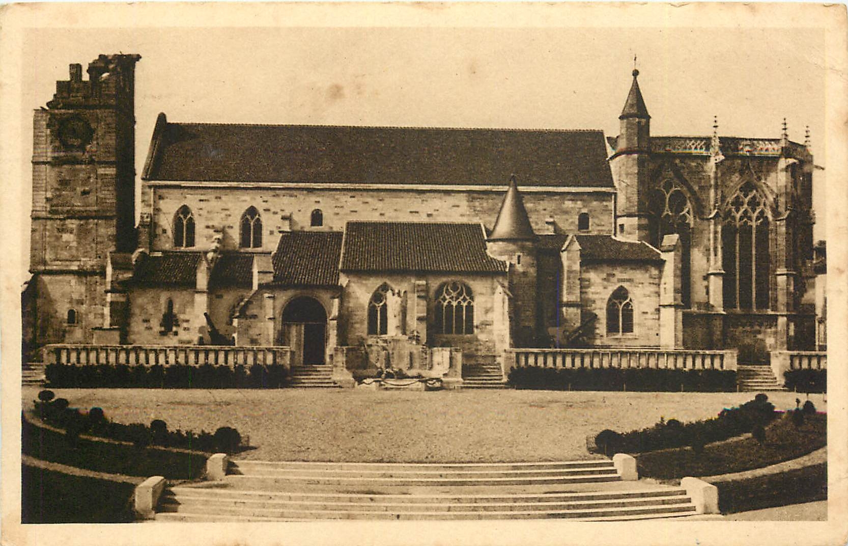CPA Etain Meuse L'Eglise mon hist XIV choeur XV 