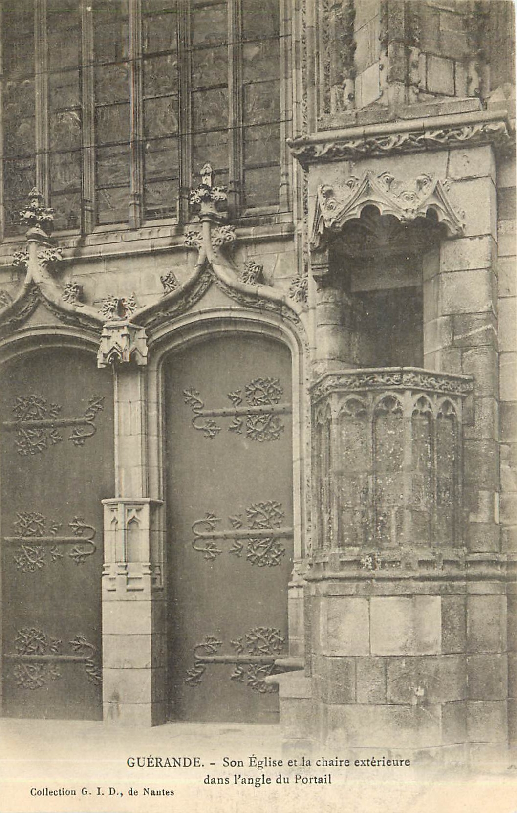 CPA Guerande Son Eglise et la chaire exterieure dans l'angle du Portail 
