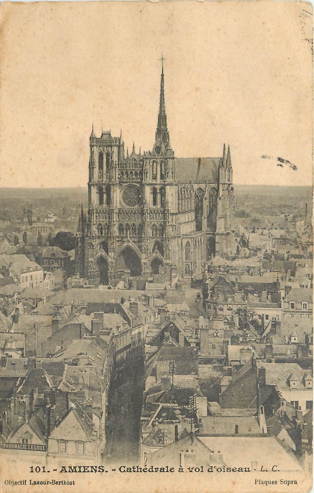CPA Amiens Cathedrale a vol d'oiseau 