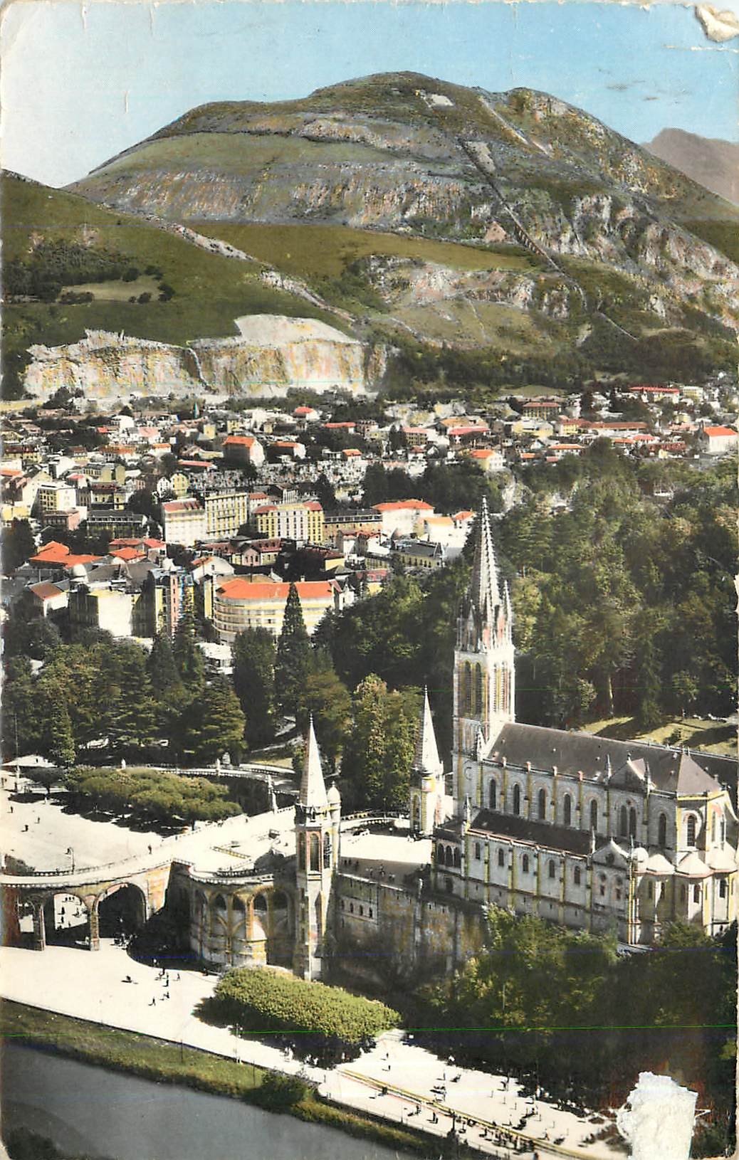 CPA Lourdes Hautes Pyrenees Vue aerienne sur la Basilique et le Pic du Jer Hotel Panorama 