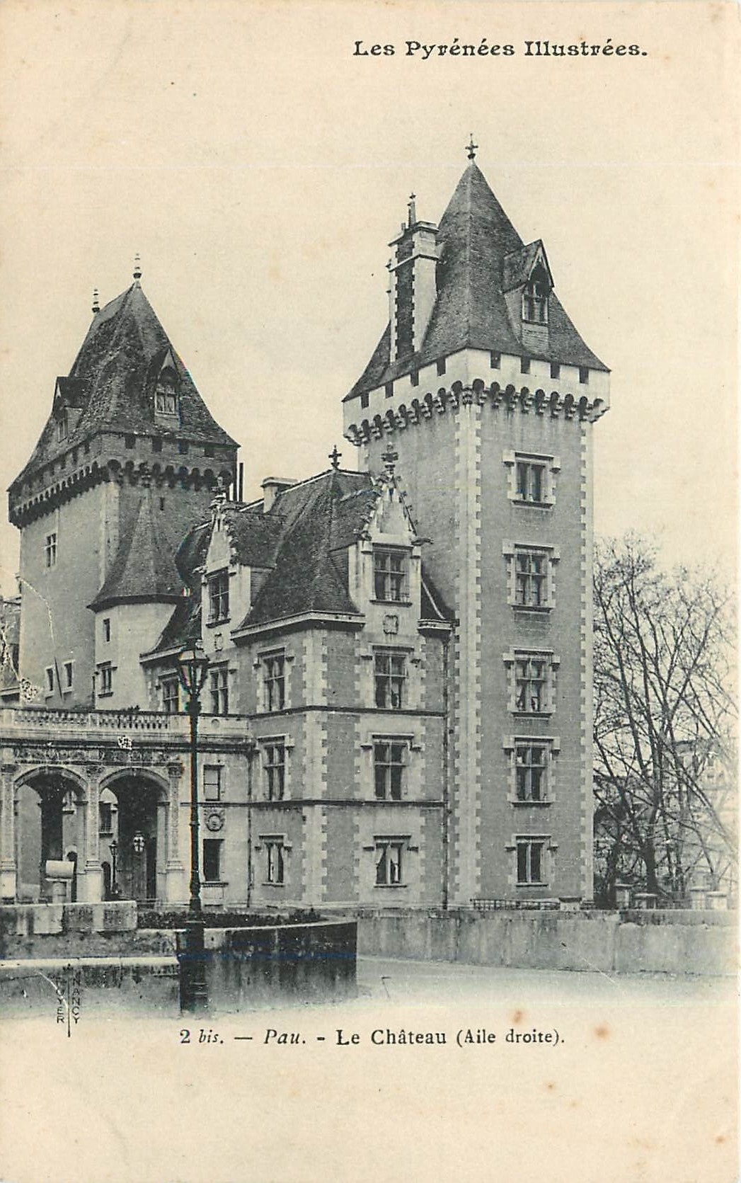 CPA Les Pyrenees Illustrees Pau Le Chateau Aile droite 