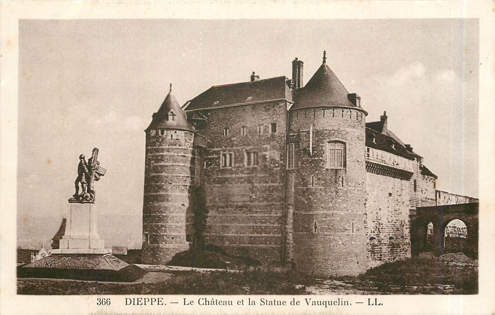 CPA Dieppe Le Chateau et la Statue de Vauquelin 