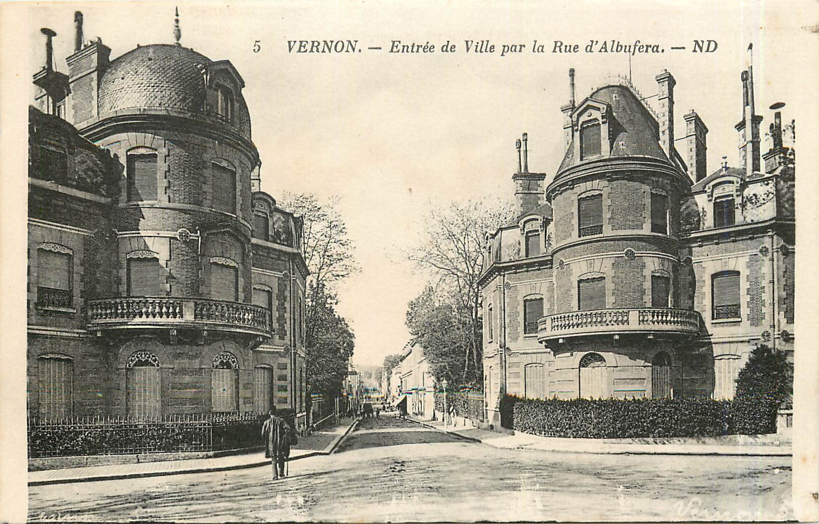 CPA Vernon Entree de Ville par la Rue d'Albufera 