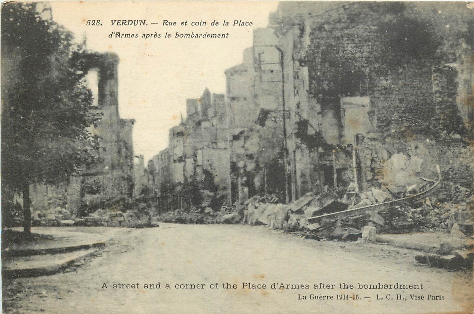 Verdun — Rue et coin de la Place d'Armes après le bombardement — L. C. H., Visé Paris, n°528
