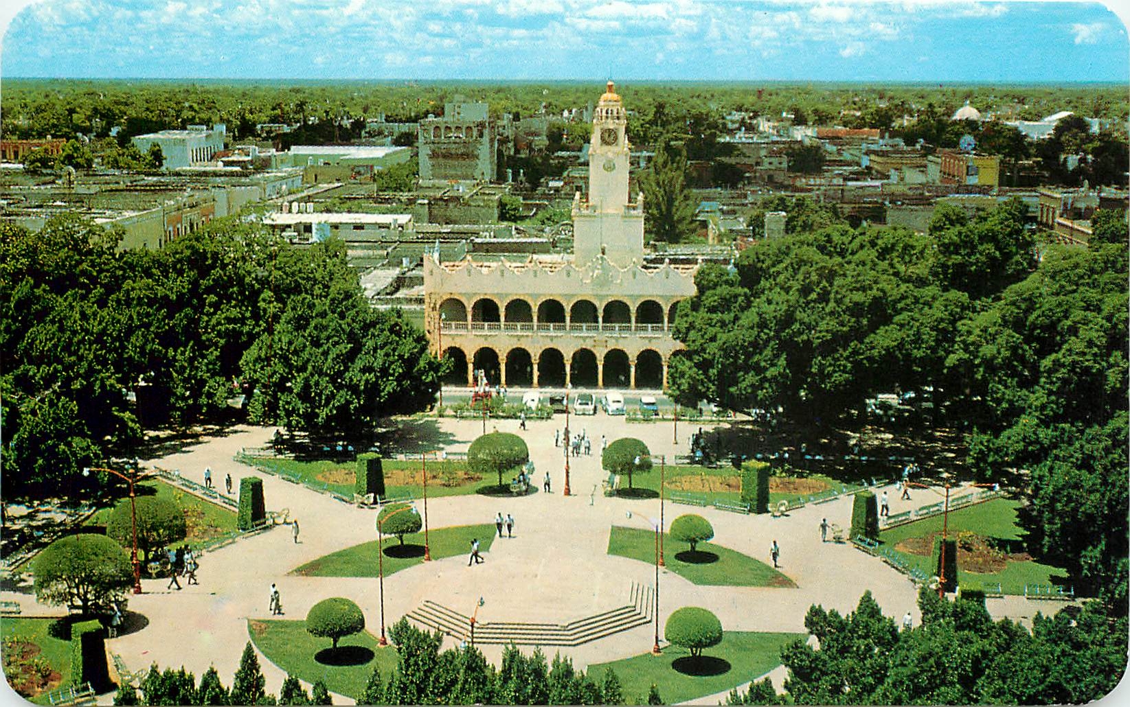 CPM El Palacio Municipal frente a la Plaza Principal Yucatan Mexico 