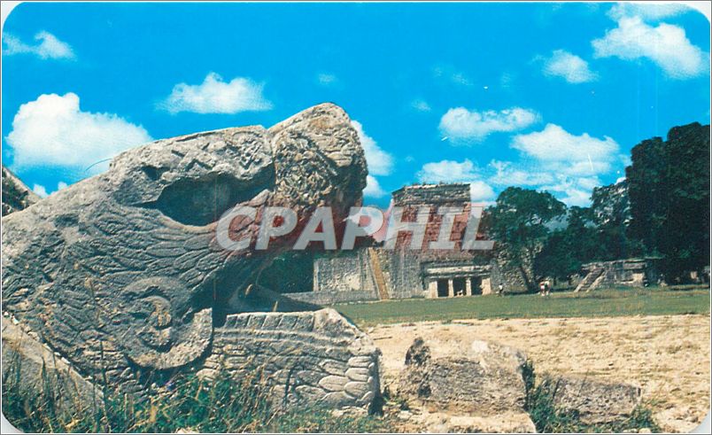 CPM Cabeza de la Serpiente Emplumada y Templo de los Jagueres al fondo Yucatan Mexico 