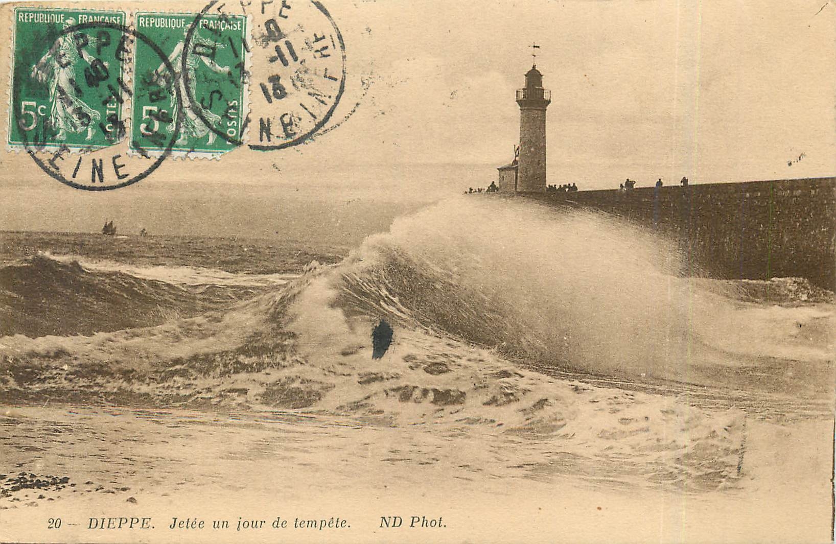 CPA Dieppe Jetee un jour de tempete Phare