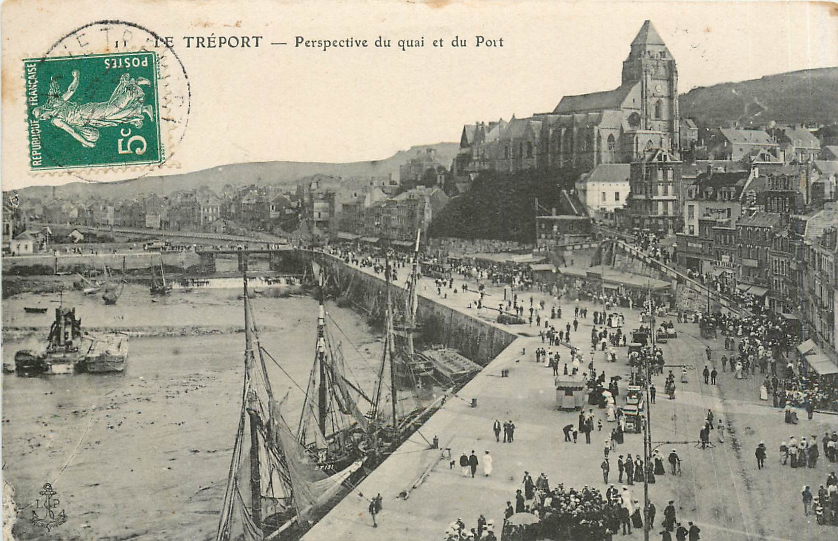 CPA Le Treport Perspective du quai et du Port Bateau