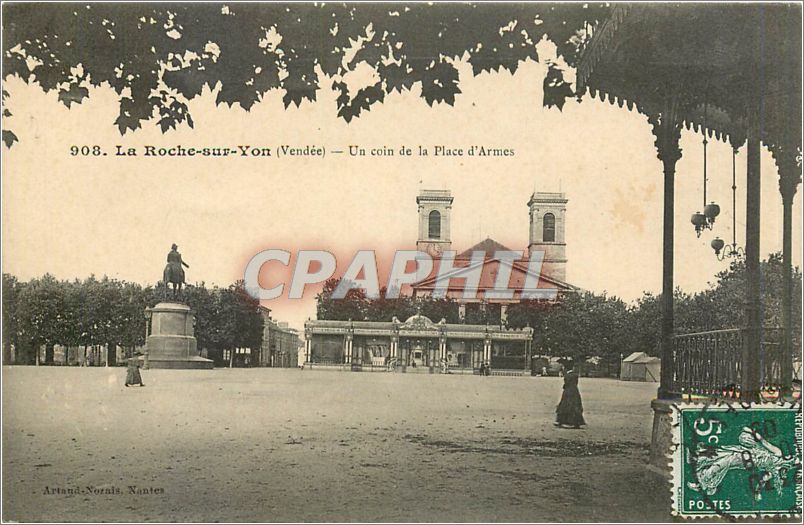 CPA La Roche sur Yon Vendee Un coin de la Place d'Armes 