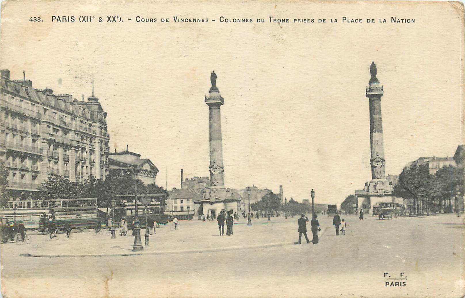 CPA Paris Cours de Vincennes Colonnes du Trone prises de la Place de la Nation 