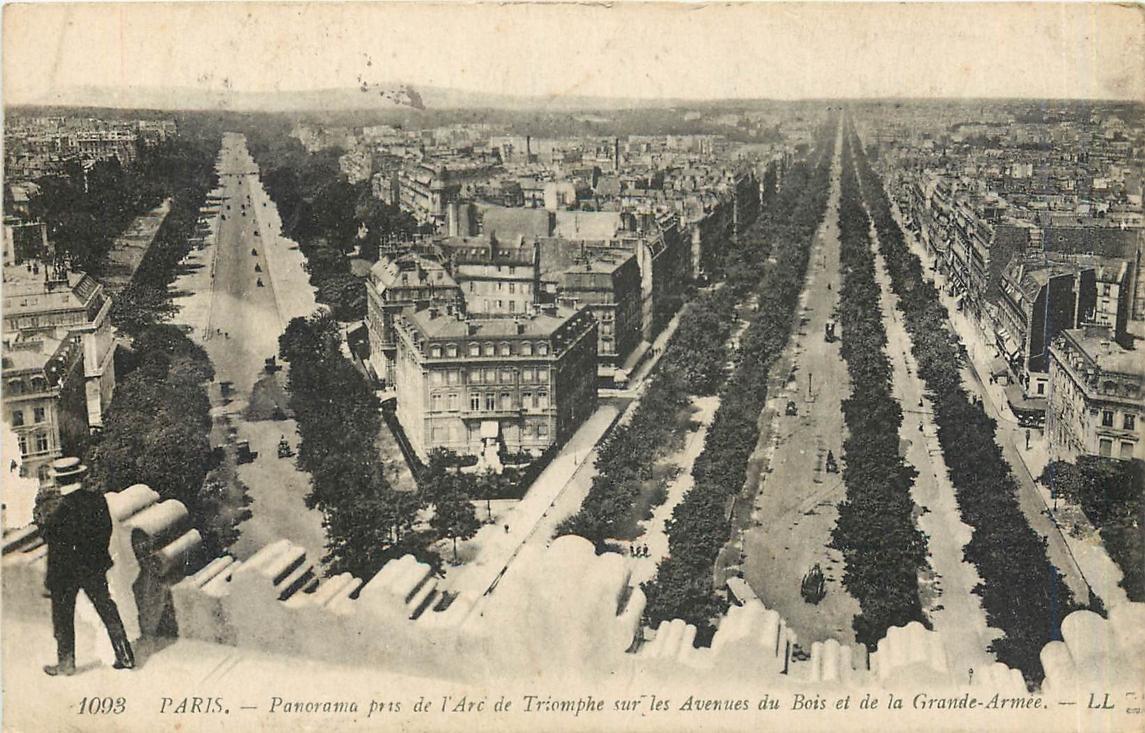 CPA Paris Panorama pris de l'Arc de Triomphe sur les Avenues du Bois et de la Grande Armee 