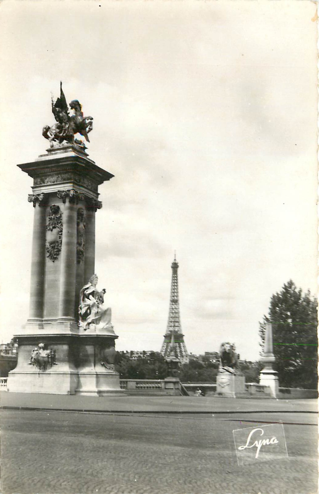 CPA Paris La Tour Eiffel depuis le Pont Alexandre III 