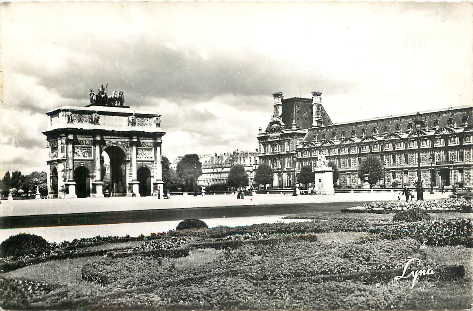 CPM Paris Les Jardins et l'Arc de Triomphe du Carrousel 