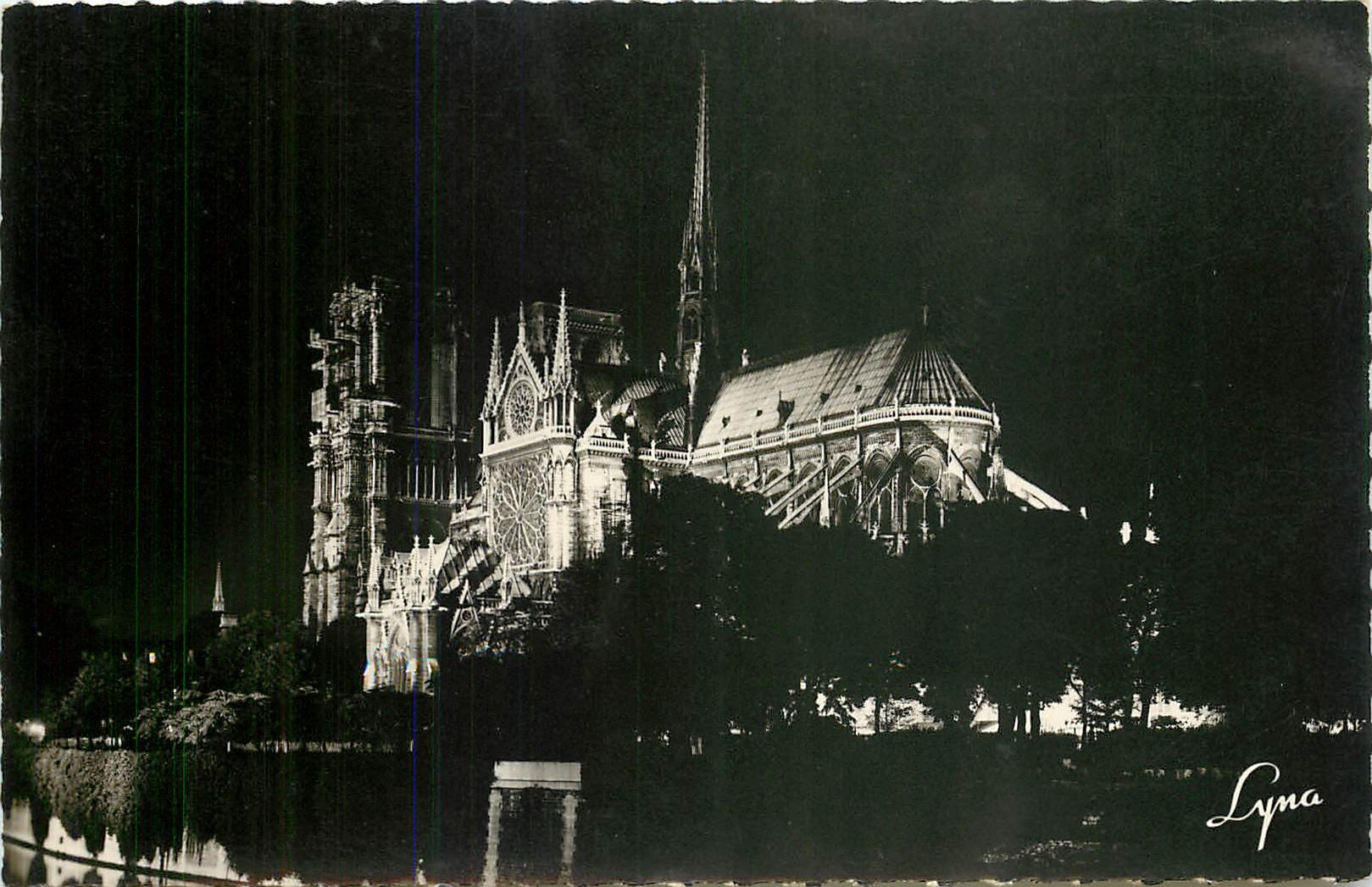 CPM Paris La Nuit La Cathedrale Notre Dame illuminee Abside et Fleche 