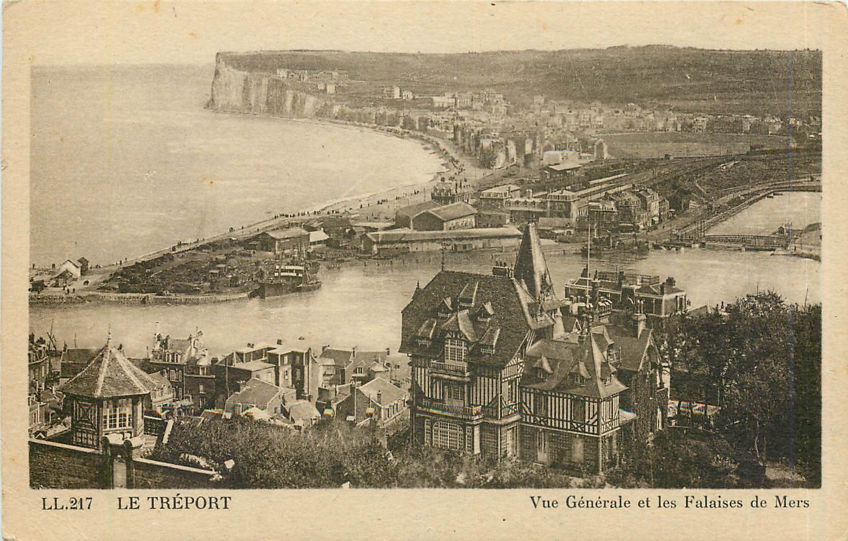 CPA Le Treport Vue Generale et les Falaises de Mers 