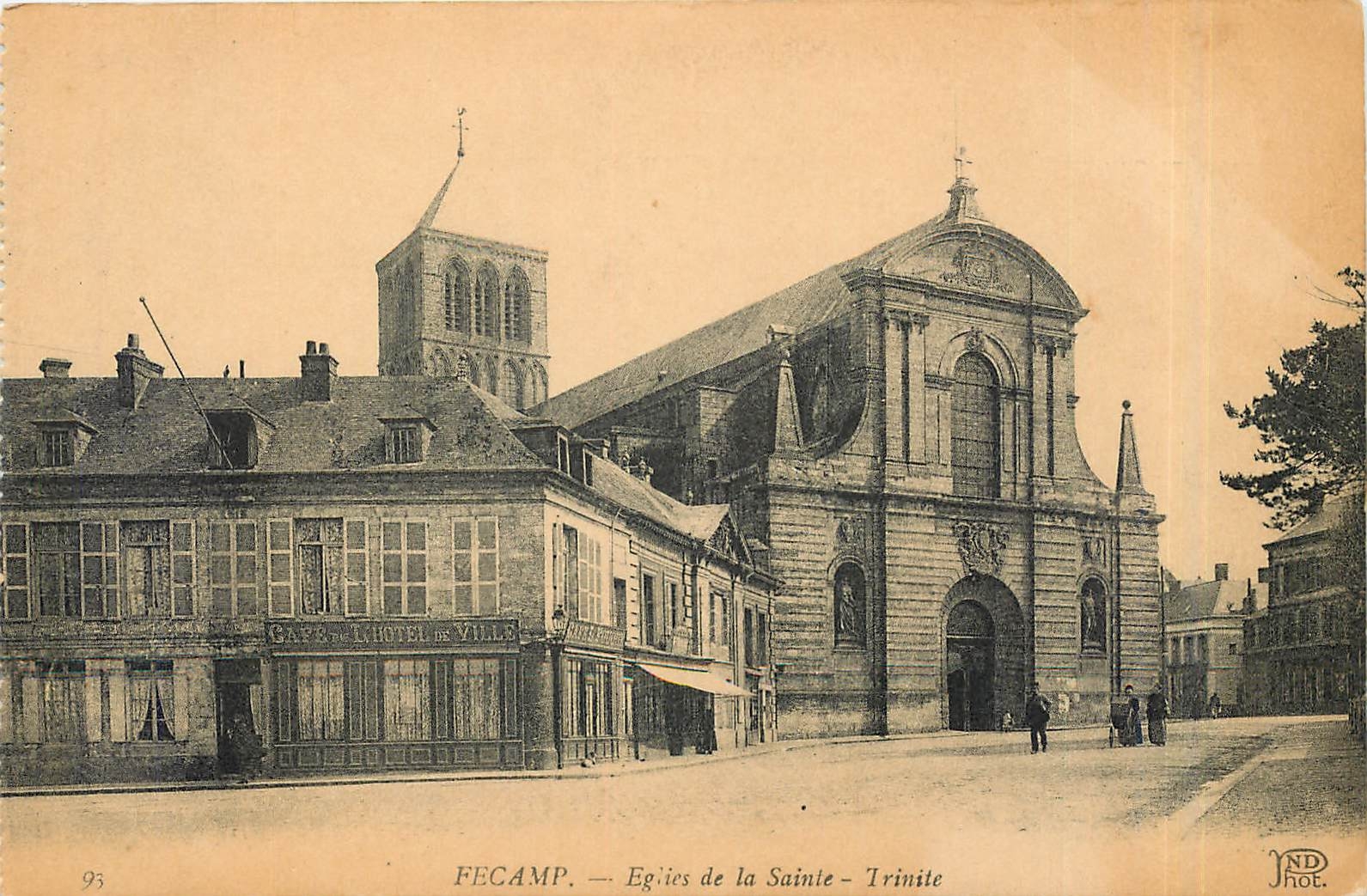 CPA Fecamp Eglise de la Sainte Trinite Cafe de l'Hotel de Ville