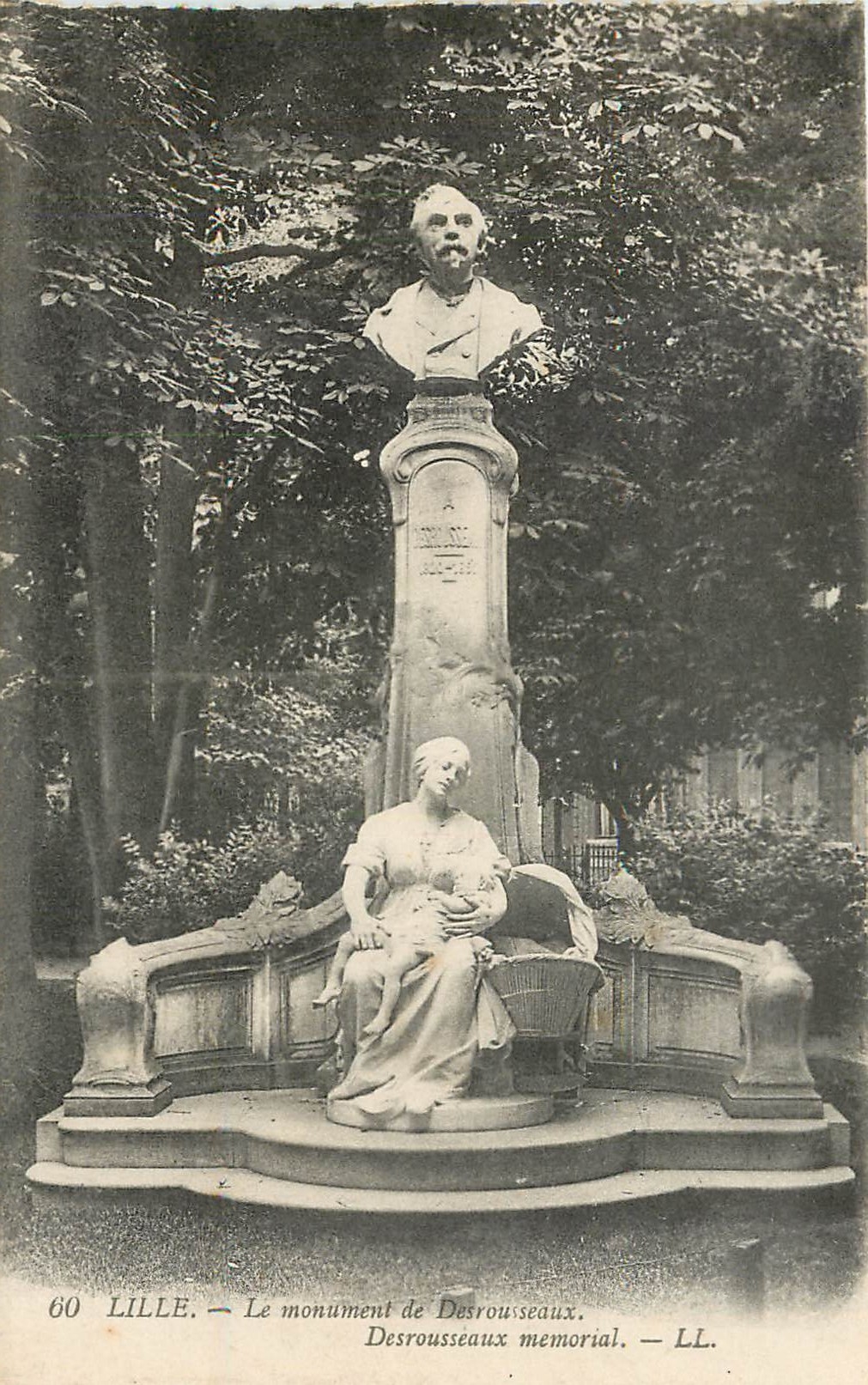 CPA Lille Le monument de Desrousseaux 