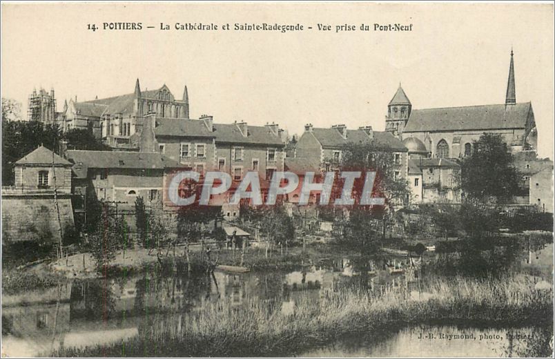 CPA Poitiers La Cathedrale et Sainte Radegonde Vue prise du Pont Neuf 
