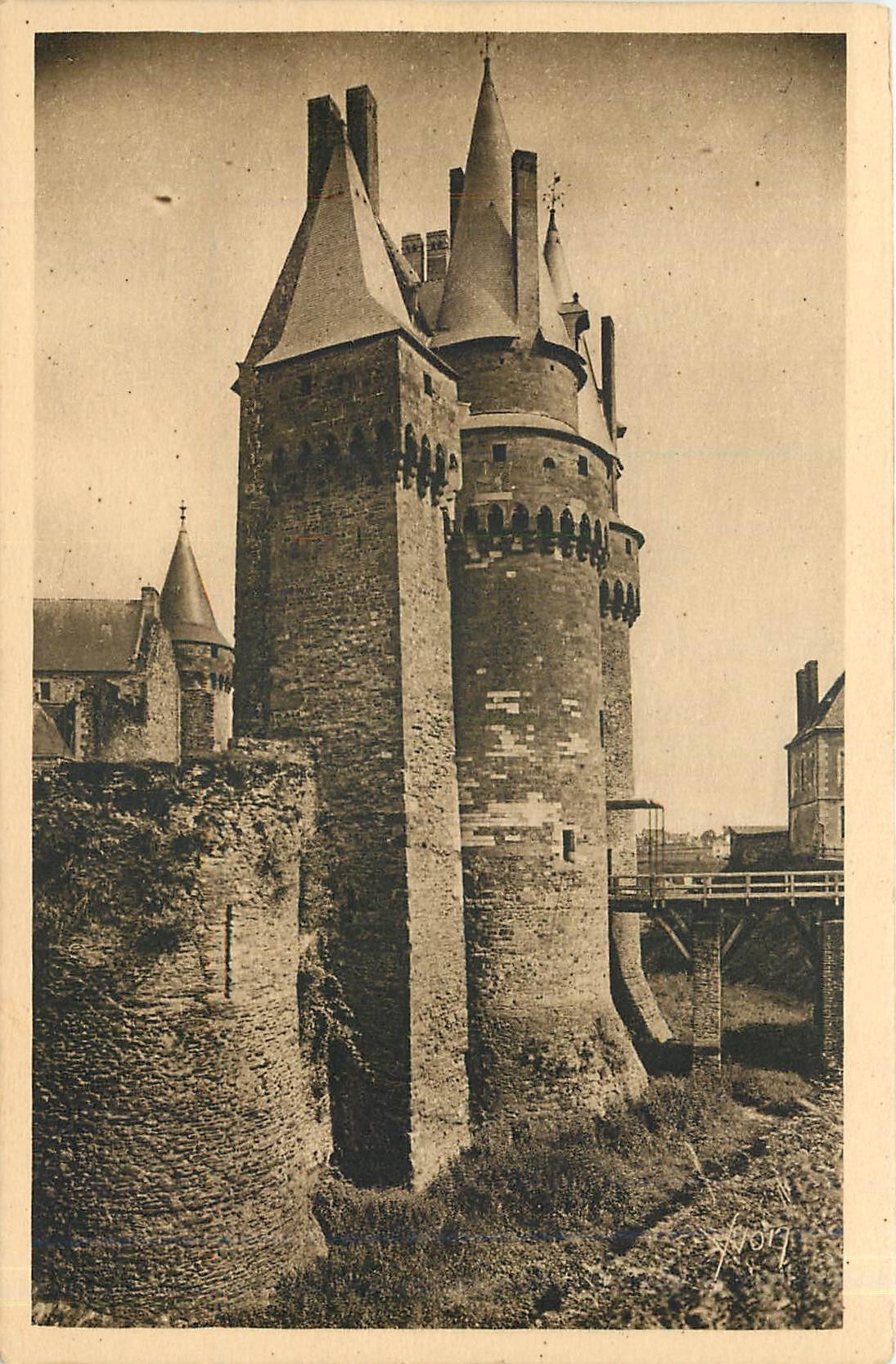 Vitré — La Tour Carrée du Châtelet — Les Éditions d'Art Yvonne