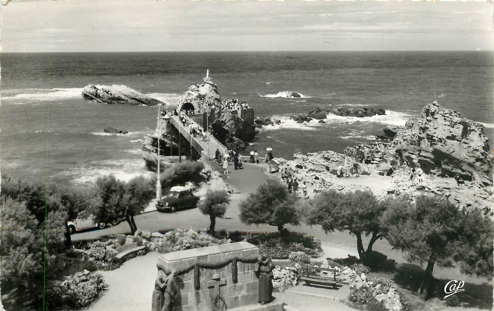 CPM Biarritz Le Rocher de la Vierge et le Monument aux Morts 