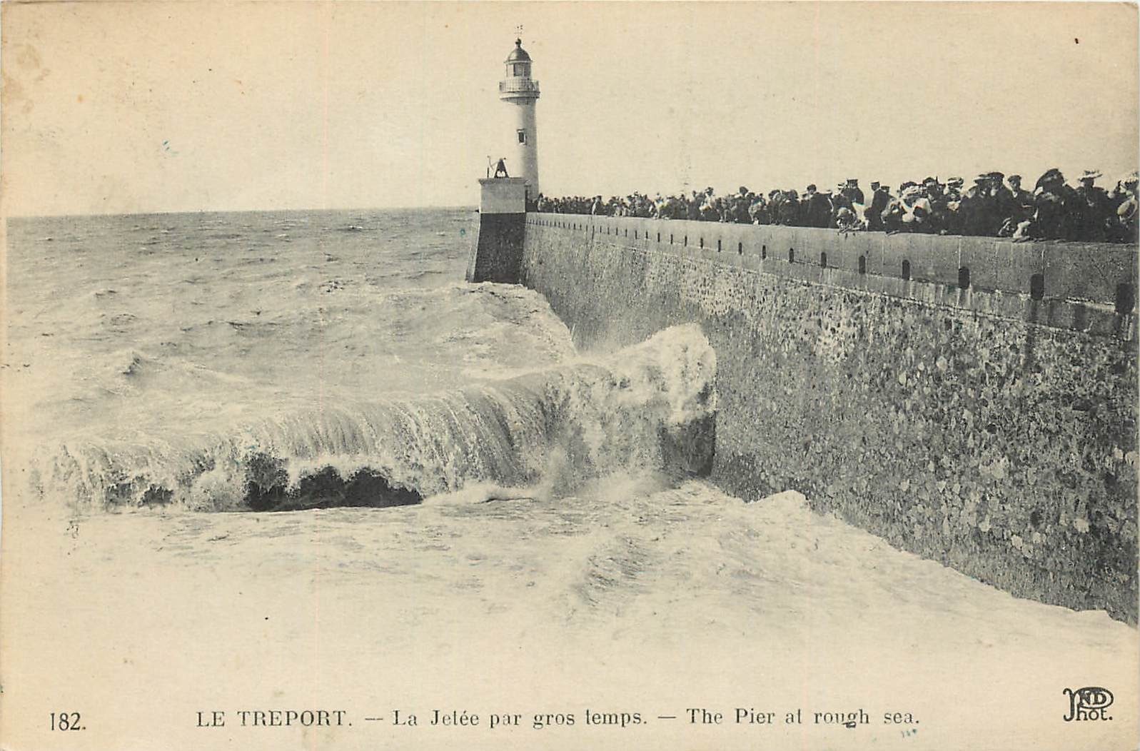 CPA Le Treport La Jetee par gros temps Phare