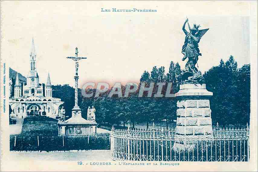 CPA Les Hautes Pyrenees Lourdes L'Esplanade et la Basilique 
