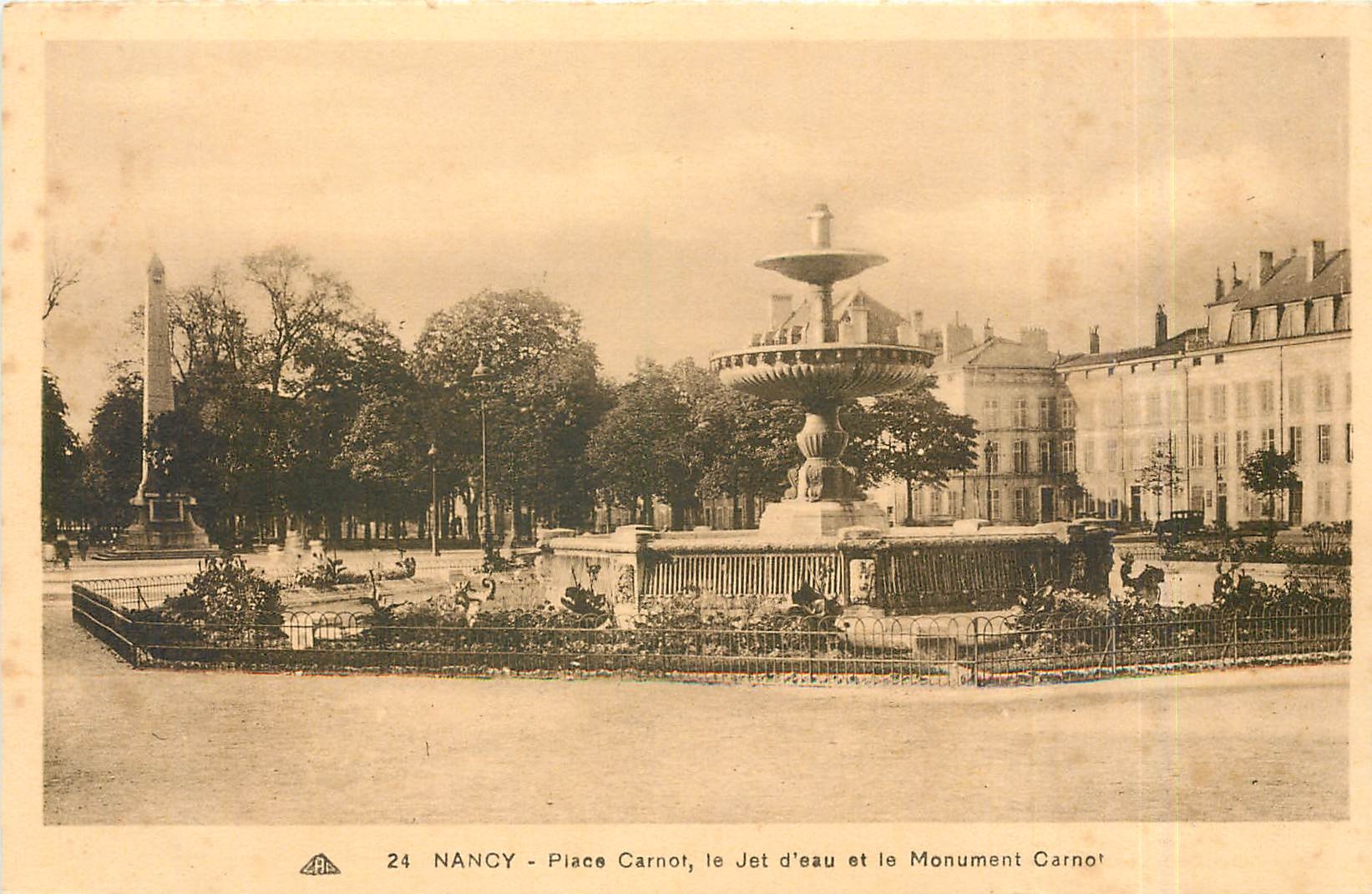 CPA Nancy Place Carnot le Jet d'eau et le Monument Garno 