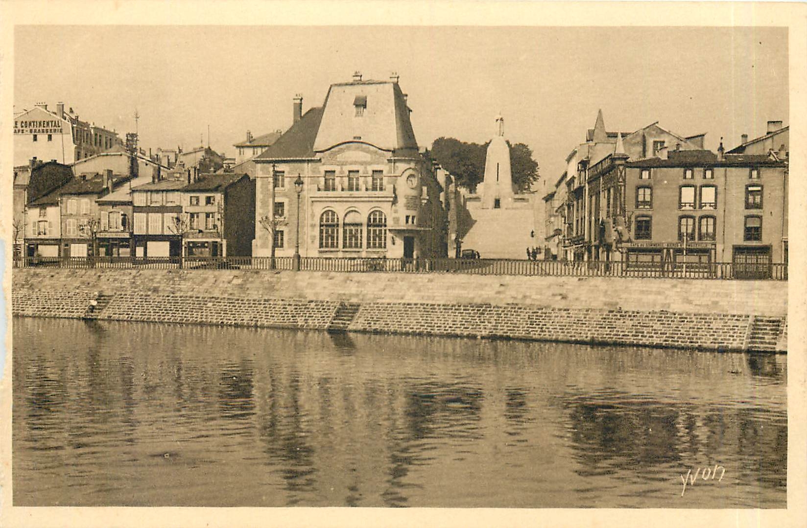 CPA Verdun Meuse La Meuse l'Hotel des postes et le Monument de la Victoire 