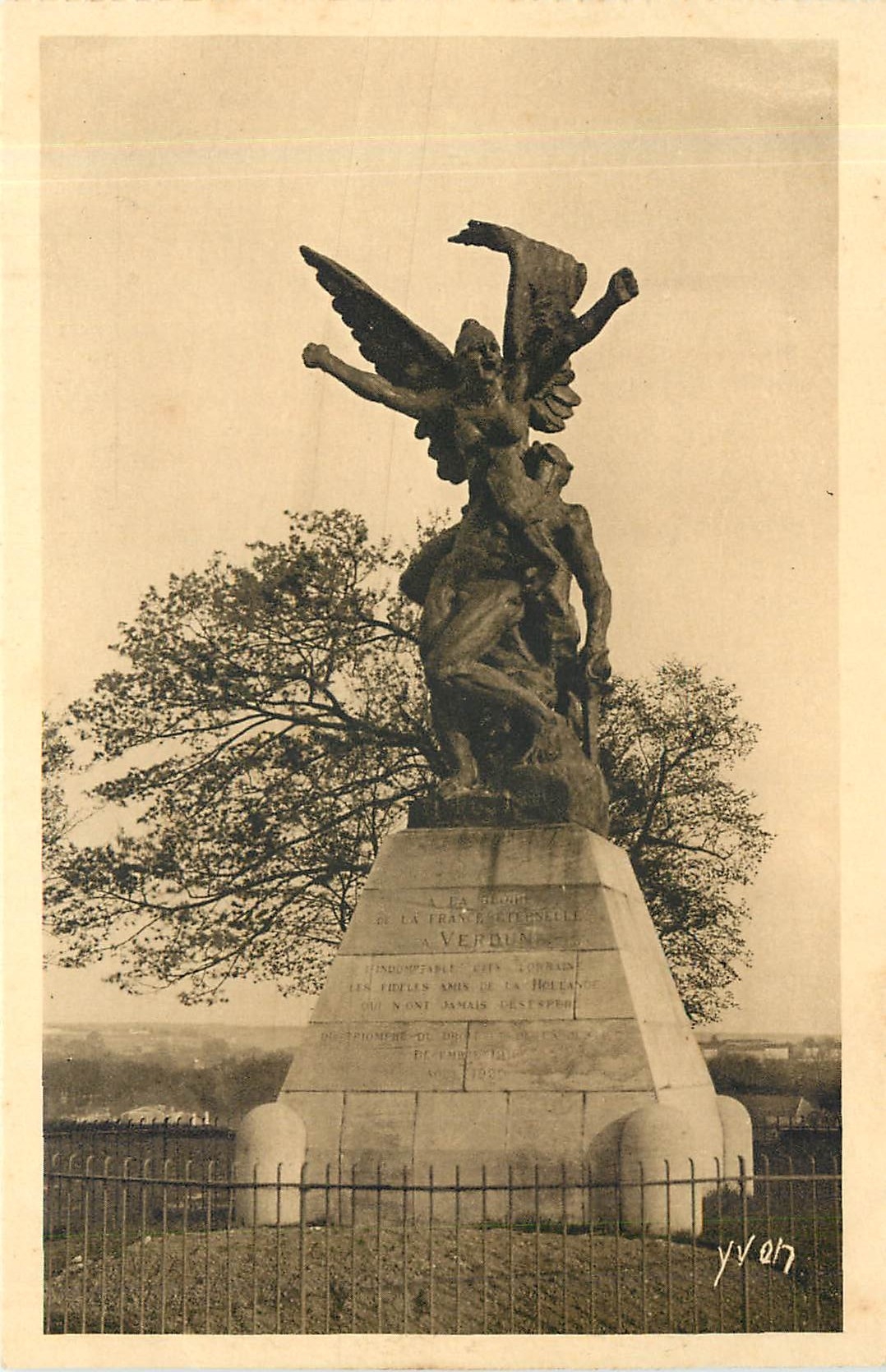 Verdun — Monument à la gloire de la France et de Verdun, œuvre de Rodin, offert par la Hollande — Éditions d'Art 'VYVON', n°20