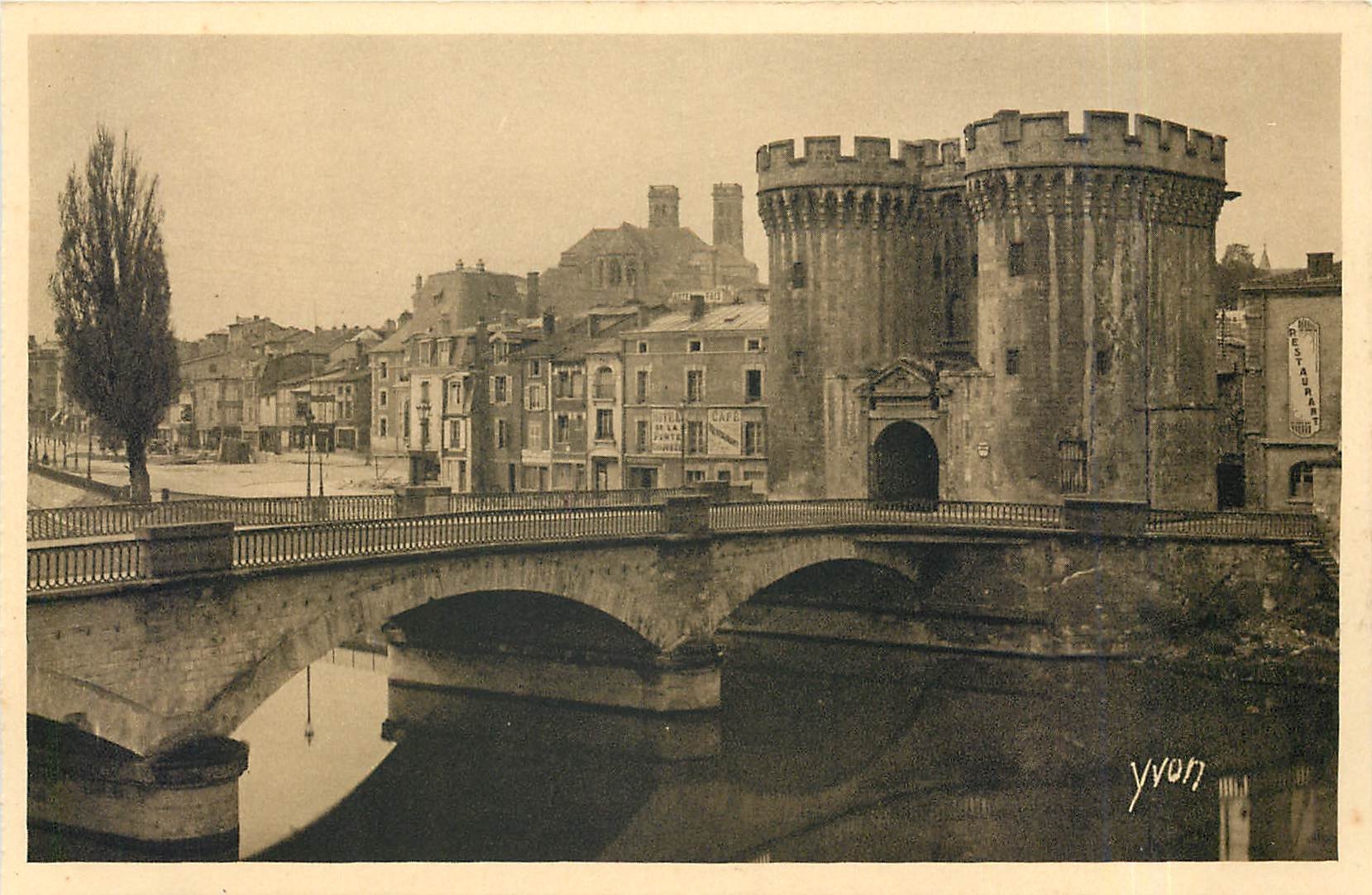 CPA Verdun Meuse Pont et Porte Chaussee au fond la Cathedrale 
