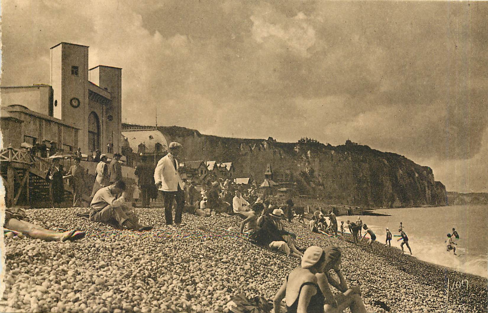 CPA Dieppe Seine Inferieure La Plage devant le Casino 