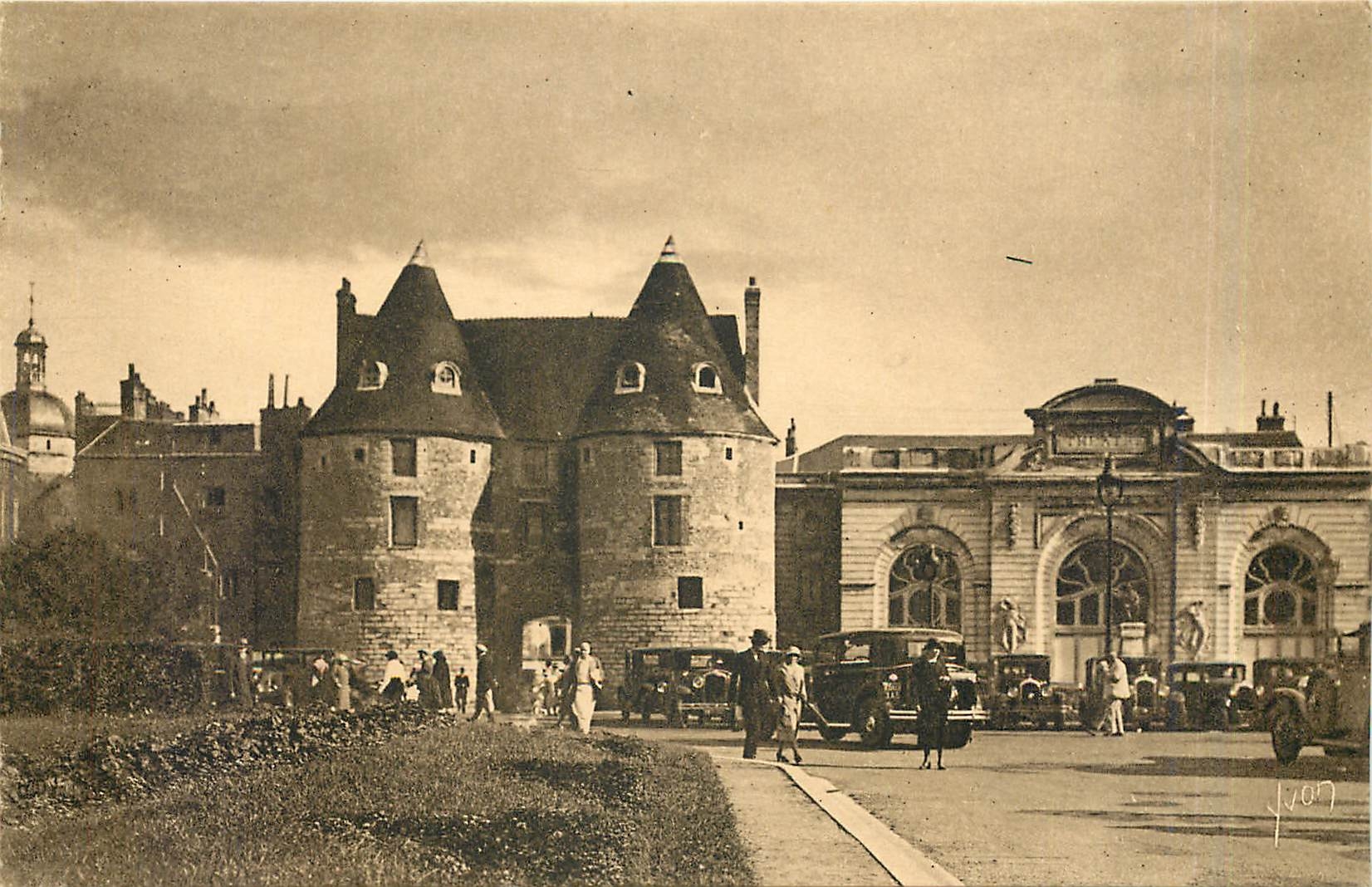 CPA Dieppe Seine Inferieure Les Tourelles et la Theatre 