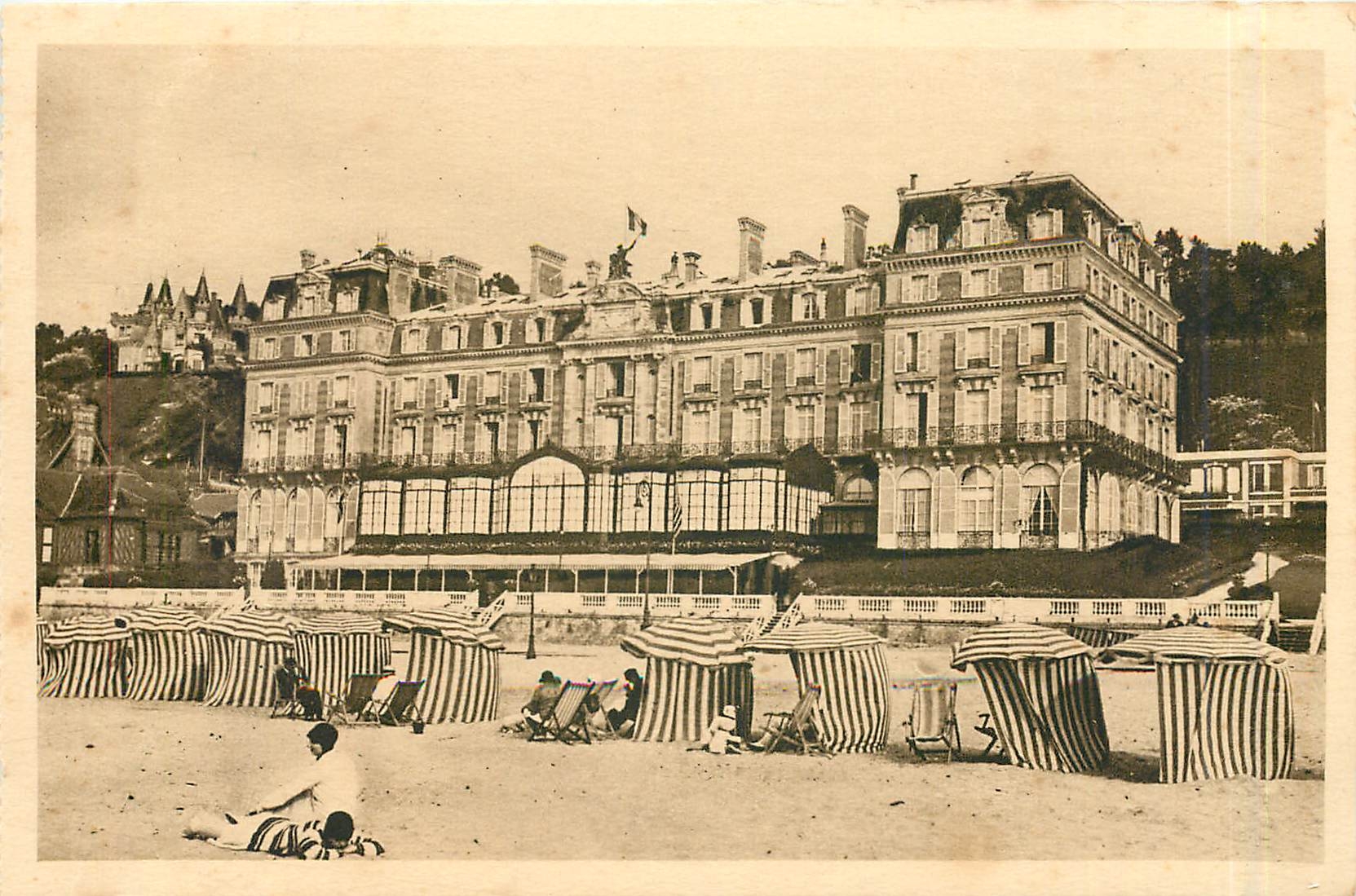 TROUVILLE, la Reine des Plages — L'Hôtel des Roches Noires — éditeur La Cigogne, 253 Avenue de la République, Deauville