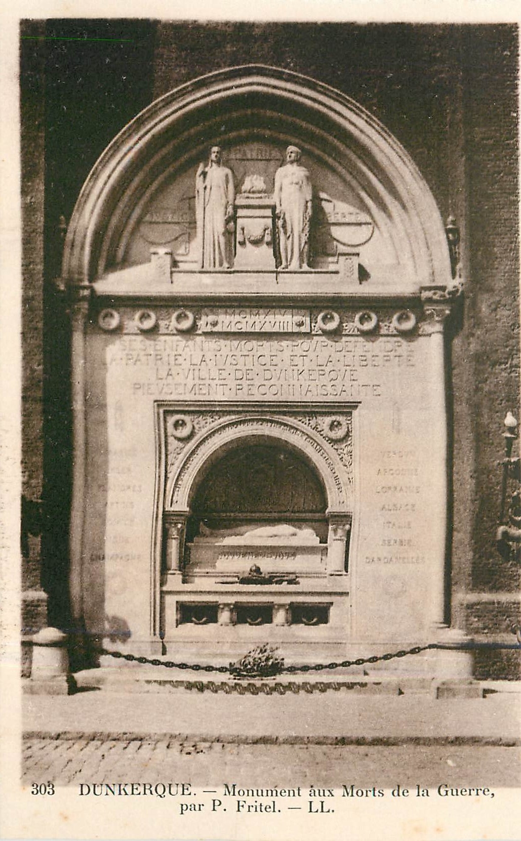 CPA Dunkerque Monument aux Morts de la Guerre 