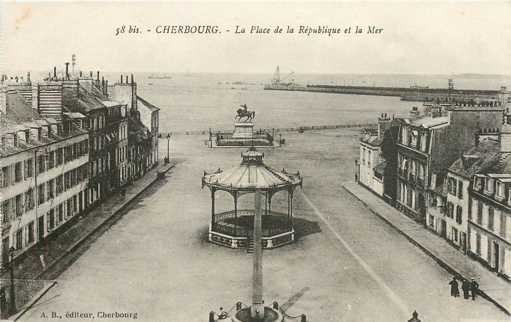 CPA Cherbourg La Place de la Republique et la Mer 