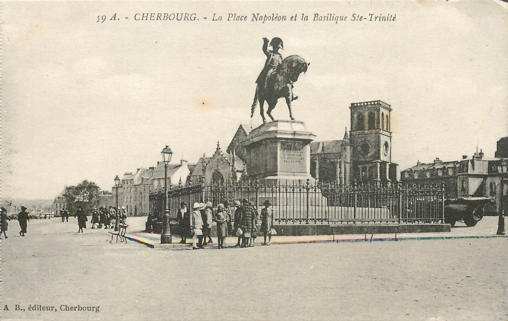 CPA Cherbourg La Place Napoleon et la Basilique Ste Trinite 